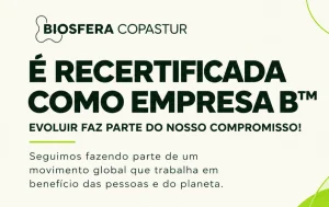 Imagem com fundo bege-claro e elementos gráficos decorativos em verde-limão, formando linhas curvas e formas orgânicas nas bordas direita e inferior. No canto superior esquerdo, aparece o logotipo da Biosfera Copastur, em verde-escuro. Logo abaixo, em letras grandes, em caixa alta e em negrito, está a frase: “É RECERTIFICADA COMO EMPRESA B™”. Na sequência, também em verde-escuro e em negrito, lê-se: “EVOLUIR FAZ PARTE DO NOSSO COMPROMISSO!”. Abaixo de uma linha horizontal verde-limão, aparece o texto: “Seguimos fazendo parte de um movimento global que trabalha em benefício das pessoas e do planeta”. A sigla ‘TM’ aparece em tamanho menor e sobrescrita, na parte superior direita da letra B, como símbolo de marca comercial.