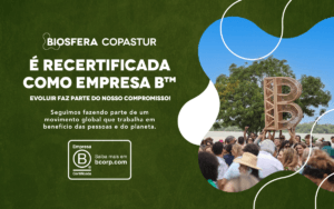#PraCegoVer: Peça gráfica da Biosfera Copastur, com fundo verde-escuro e elementos da marca em verde mais claro. À direita, uma fotografia mostra um grupo de pessoas reunidas ao ar livre, diante de uma estrutura em formato da letra “B”. À esquerda, estão o logotipo da Biosfera Copastur e os textos “É recertificada como Empresa B™” e “Evoluir faz parte do nosso compromisso!”, além do selo de Empresa B Certificada (post Biosfera Copastur é recertificada como Empresa B após nova avaliação do B Lab™)