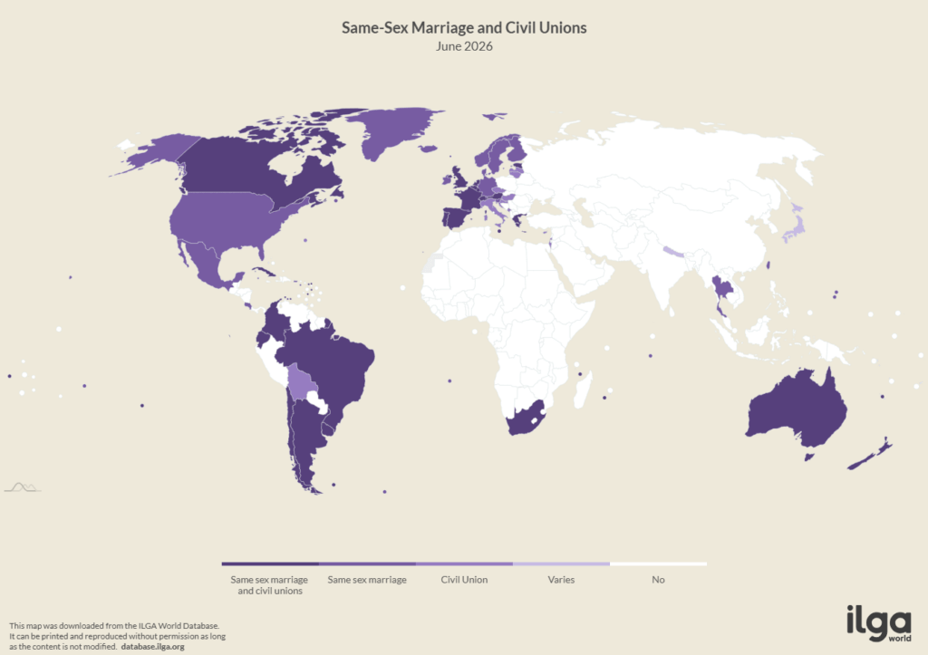 Mapa-múndi em tons de roxo e branco que apresenta o reconhecimento legal do casamento entre pessoas do mesmo gênero e de uniões civis em diferentes países. No topo, o título em inglês “Same-Sex Marriage and Civil Unions” e a indicação “June 2026”. Os países aparecem classificados por diferentes tonalidades de roxo, de acordo com o tipo de reconhecimento legal, enquanto outros aparecem em branco. O fundo é bege. Na parte inferior, uma legenda identifica cinco categorias: casamento entre pessoas do mesmo gênero e uniões civis; casamento entre pessoas do mesmo gênero; união civil; situações que variam; e ausência de reconhecimento. O mapa é creditado à ILGA World e informa que os dados foram atualizados em junho de 2026.