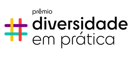 Logotipo do Prêmio Diversidade em Prática, sobre fundo branco. À esquerda, há um símbolo semelhante a uma hashtag, formado por quatro traços arredondados que se cruzam nas cores amarelo, vermelho, roxo e azul-turquesa. À direita, aparece o nome do prêmio em letras pretas: “prêmio”, em tamanho pequeno na parte superior; “diversidade”, em letras maiores e em negrito; e “em prática”, logo abaixo, em fonte fina.