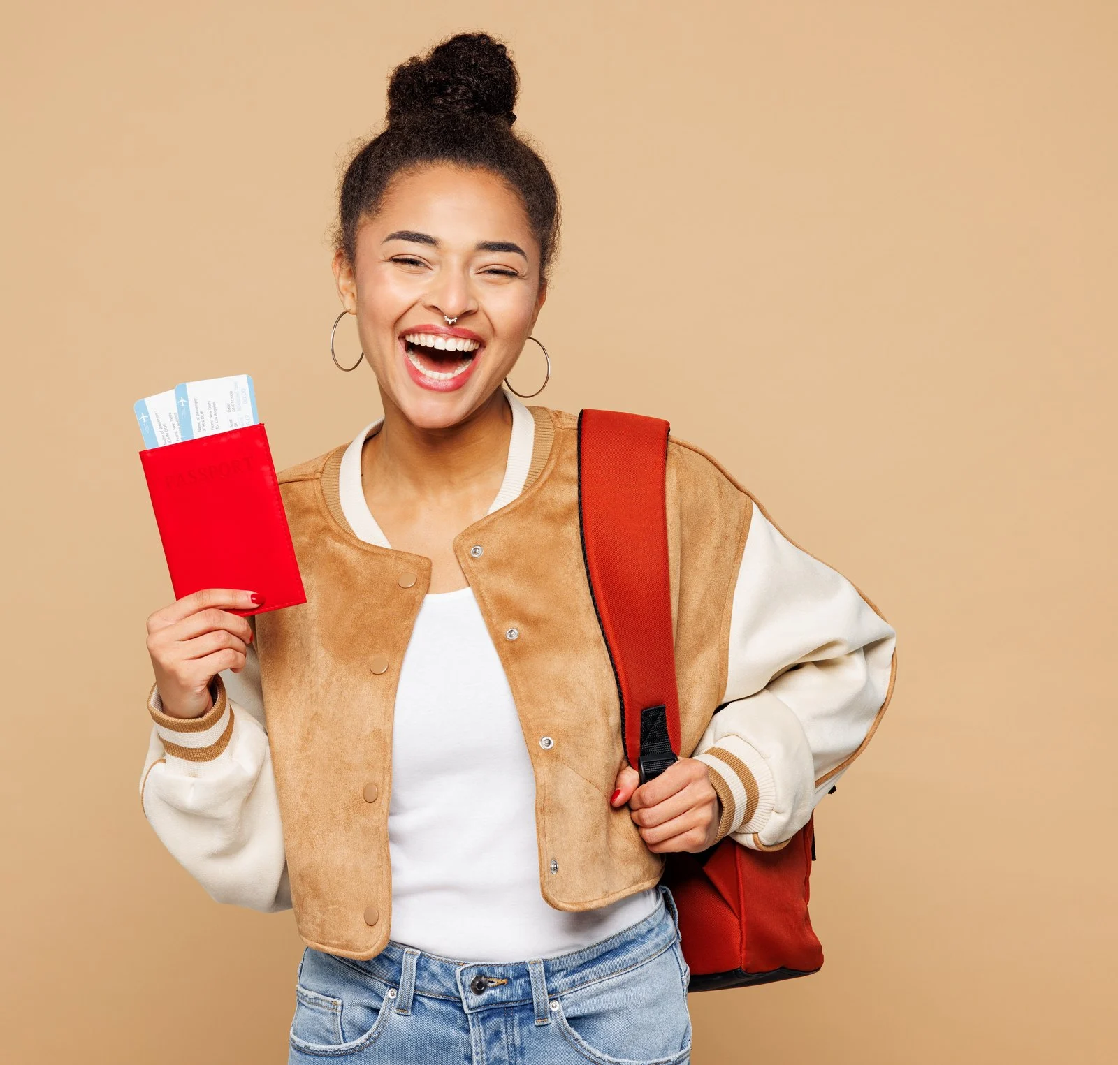 Joven estudiante sonriente con pasaporte, boleto de avión y mochila